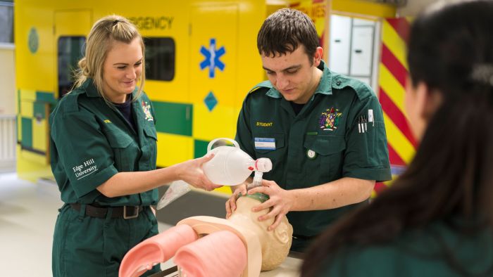 how-to-become-a-paramedic-without-going-to-university-scholarship